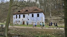 Údolí Stařečského potoka - i se zchátralým mlýnem bez oken - vybízí k... Údolí Stařečského potoka - i se zchátralým mlýnem bez oken - vybízí k...