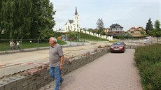 Na křižovatce Pod Kalvárií u kaple sv. Kříže se buduje od začátku dubna kruhový... Na křižovatce Pod Kalvárií u kaple sv. Kříže se buduje od začátku dubna kruhový...