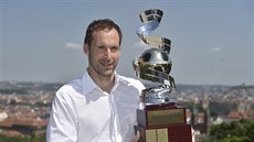 Branká Petr ech  s trofejí pro vítze ankety  Zlatý mí.