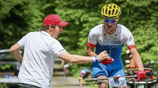 Radim Kořínek v zápřahu. Šéfovat nejstarší české MTB stáji obnáší pomoc také... Radim Kořínek v zápřahu. Šéfovat nejstarší české MTB stáji obnáší pomoc také...