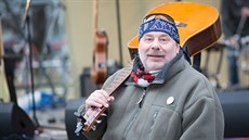 Zdeněk Hrachový, jemuž málokdo řekne jinak než Hrach, je kapelníkem Fleretu. Zdeněk Hrachový, jemuž málokdo řekne jinak než Hrach, je kapelníkem Fleretu.