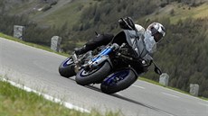Přibrzdit si v zatáčce přední brzdou není u Nikenu problém, na rozdíl od... Přibrzdit si v zatáčce přední brzdou není u Nikenu problém, na rozdíl od...