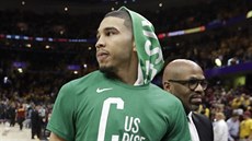Jayson Tatum z Bostonu odchází z palubovky Clevelandu. Jayson Tatum z Bostonu odchází z palubovky Clevelandu.