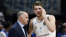 Luka Doni z Realu Madrid naslouchá svému trenéru Pablu Lasovi.