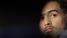 Trae Young naslouchá otázkám novinářů během NBA Draft Combine. Trae Young naslouchá otázkám novinářů během NBA Draft Combine.