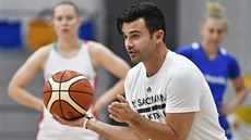 Americký trenér D. J. Sackmann vede trénink české ženské basketbalové... Americký trenér D. J. Sackmann vede trénink české ženské basketbalové...