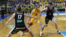 Opavský basketbalista Ludk Jureka (ve lutém) bojuje s Jaromírem Bohaíkem...