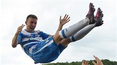 Ústečtí fotbalisté slaví záchranu ve druhé lize. Nad jejich hlavami se vznáší... Ústečtí fotbalisté slaví záchranu ve druhé lize. Nad jejich hlavami se vznáší...