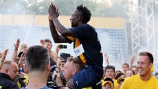 Opavský útočník Joel Kayamba na ramenou jednoho z příznivců klubu Opavský útočník Joel Kayamba na ramenou jednoho z příznivců klubu