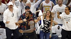 LeBron James slaví společně s clevelandským publikem jednu ze svých trojek v... LeBron James slaví společně s clevelandským publikem jednu ze svých trojek v...