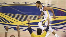Stephen Curry z Golden State je oslavován za svou trefu v šestém finále Západní... Stephen Curry z Golden State je oslavován za svou trefu v šestém finále Západní...