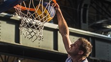 Jan Stehlík z týmu BO smečuje na ostravském turnaji série 3x3. Jan Stehlík z týmu BO smečuje na ostravském turnaji série 3x3.