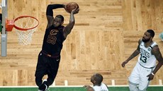LeBron James z Clevelandu smečuje do koše Bostonu, sledují ho Al Horford... LeBron James z Clevelandu smečuje do koše Bostonu, sledují ho Al Horford...