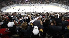 Fanoušci Vegas prožívají první finále NHL proti Washingtonu. Fanoušci Vegas prožívají první finále NHL proti Washingtonu.