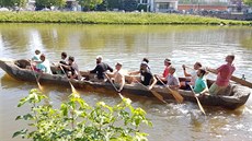 Nadšenci v Hradci Králové trénují plavbu v dlabaném člunu na expedici v... Nadšenci v Hradci Králové trénují plavbu v dlabaném člunu na expedici v...