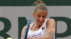 Česká tenistka Karolína Plíšková odehrává míček v utkání prvního kola Roland... Česká tenistka Karolína Plíšková odehrává míček v utkání prvního kola Roland...