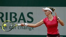 Česká tenistka Barbora Krejčíková trefuje míček z forhendu v prvním kole Roland... Česká tenistka Barbora Krejčíková trefuje míček z forhendu v prvním kole Roland...