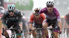 CHACHA, MÁM VÁS. Italský cyklista Elia Viviani (vpravo) vítězoslavně dojíždí do... CHACHA, MÁM VÁS. Italský cyklista Elia Viviani (vpravo) vítězoslavně dojíždí do...