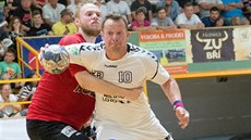 Momentka z duelu o 3. místo mezi házenkáři Zubří (červená) a Lovosic Momentka z duelu o 3. místo mezi házenkáři Zubří (červená) a Lovosic