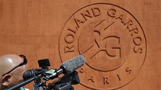 Kamery a mikrofony před logem pařížského grandslamu Roland Garros Kamery a mikrofony před logem pařížského grandslamu Roland Garros