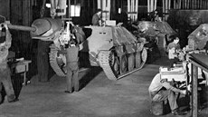 Výroba Jagdpanzerů 38, stíhačů tanků Hetzer, ve Škodovce stále narůstala.... Výroba Jagdpanzerů 38, stíhačů tanků Hetzer, ve Škodovce stále narůstala....