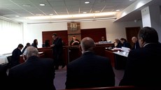 Soud začal řešit zakázku na údržbu zeleně v Ostravě-Jihu. Na snímku od soudce... Soud začal řešit zakázku na údržbu zeleně v Ostravě-Jihu. Na snímku od soudce...