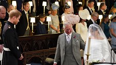 Princ Charles pivedl k oltái svou nastávající snachu Meghan Markle (Windsor,...