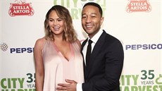 Chrissy Teigenová a John Legend (New York, 24. dubna 2018) Chrissy Teigenová a John Legend (New York, 24. dubna 2018)