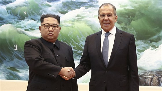 Ruský ministr zahranií Sergej Lavrov a severokorejský vdce Kim ong-un (31....