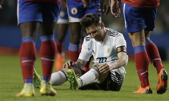 Lionel Messi z Argentiny se zvedá po faulu v zápase s Haiti