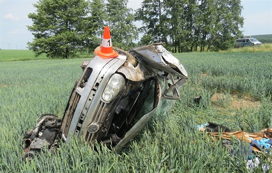 Osobní auto vylétlo u eretic na Jiínsku ze zatáky (30.5.2018).