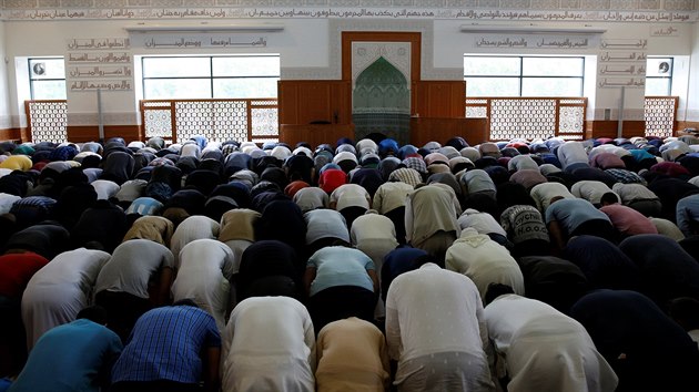Muslimsk modlitba v kodask tvrti Mjolnerparken (30. dubna 2018)