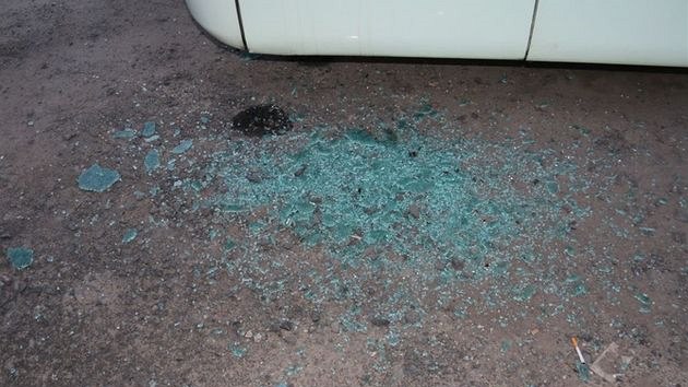 Mu kamenem rozbil okno autobusu.