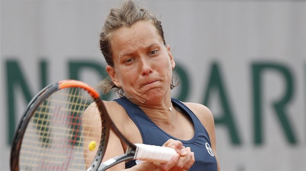 Barbora Strcov bhem druhho kola Roland Garros.