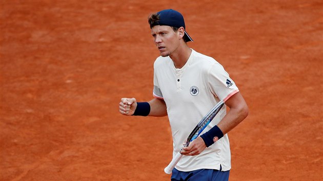 Tom Berdych se raduje ze zisku tet sady v 1. kole Roland Garros.