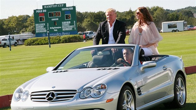 Donald a Melania Trumpovi bhem Mercedes-Benz Bridgehampton Polo Challenge ve Water Mill v New Yorku. (18. srpna 2007)