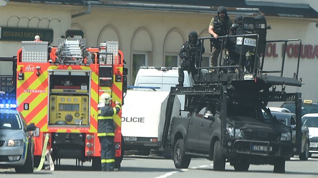 Zsahov jednotka pi akci na okraji Ostravy, kde se zabarikdoval 44let mu a hrozil bombou. (30. kvtna 2018)