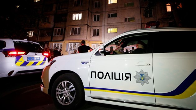 Policejn vozy ped domem, kde byl postelen rusk novin Arkadij Babenko. Zemel v sanitce cestou do nemocnice. (29. kvten 2018)