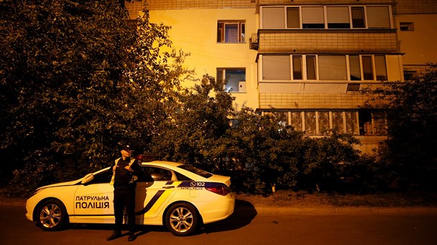 Policie u domu, kde byl postelen rusk novin Arkadij Babenko. Zemel v sanitce cestou do nemocnice. (29. kvten 2018)