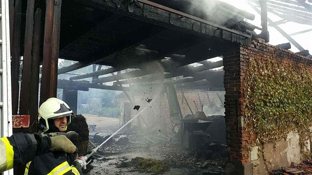 Dvanct jednotek hasi zasahovalo u poru stodoly se zvaty a rodinnho domu v Litomyli. (30. kvtna 2018)