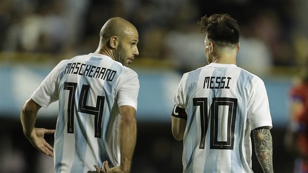 Javier Mascherano a Lionel Messi z Argentiny bhem utkn s Haiti