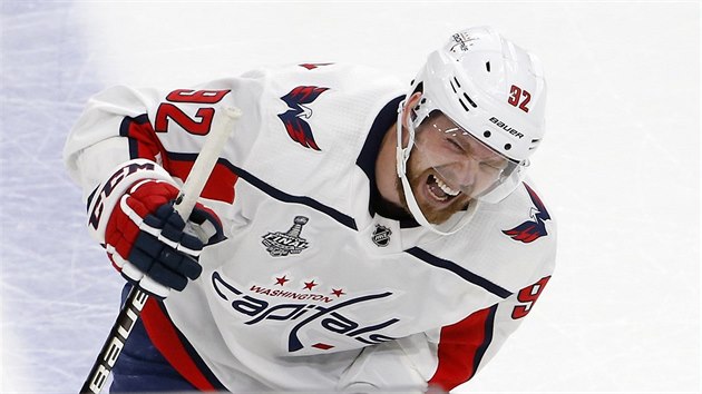 Jevgenij Kuzncov z Washingtonu opout druh finle NHL s bolestivou grimasou.