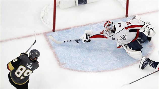 Braden Holtby, glman Washingtonu, zastavuje stelu vegaskho tonka Alexe Tucha (vlevo) ve druhm finle Stanley Cupu.