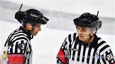 Kamerové zařízení na přilbách rozhodčích během hokejového mistrovství světa v... Kamerové zařízení na přilbách rozhodčích během hokejového mistrovství světa v...