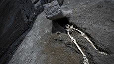 Muž zřejmě nestačil kvůli nemocné noze z města utéct. Spadl na něj kamenný... Muž zřejmě nestačil kvůli nemocné noze z města utéct. Spadl na něj kamenný...