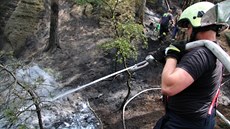 Hasičům komplikoval práci nepřístupný terén. Hasičům komplikoval práci nepřístupný terén.