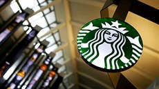 Kavárna Starbucks na letiti v americkém Los Angeles