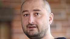 Ruský noviná Arkadij Babenko bhem rozhovoru v Kyjev (14. listopad 2017)
