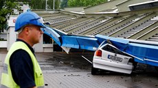 V německém Wuppertalu se při bouři zřítila střecha jedné z čerpacích stanic.... V německém Wuppertalu se při bouři zřítila střecha jedné z čerpacích stanic....