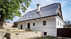 Chalupa v Křižánkách má štítová okna vtipně schovaná za okenicemi. Chalupa v Křižánkách má štítová okna vtipně schovaná za okenicemi.